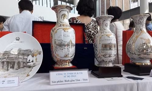 Trong số 171 tác phẩm dự thi, có 20 mẫu thiết kế đoạt giải. Giải nhất thuộc về sản phẩm bình gốm Tâm Thức của Công ty TNHH sản xuất và thương mại sứ Bố Trại, Bát Tràng, Hà Nội. Ảnh: VOV.