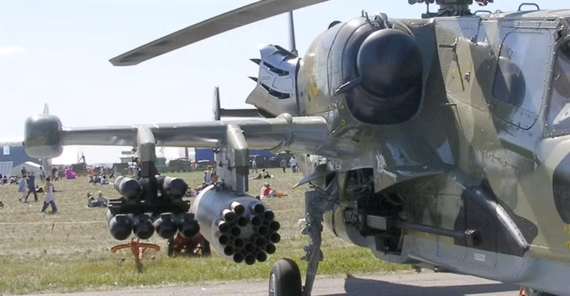 Ka-52 có thể bay với tốc độ tối đa 300km/h, trần bay tới 5.500m, tầm bay đến 1110 km. Trực thăng Nga được trang bị một số loại tên lửa chống tăng có điều khiển, tên lửa không đối không, rocket tấn công mặt đất 80 mm và pháo tự động tốc độ cao 30 mm.