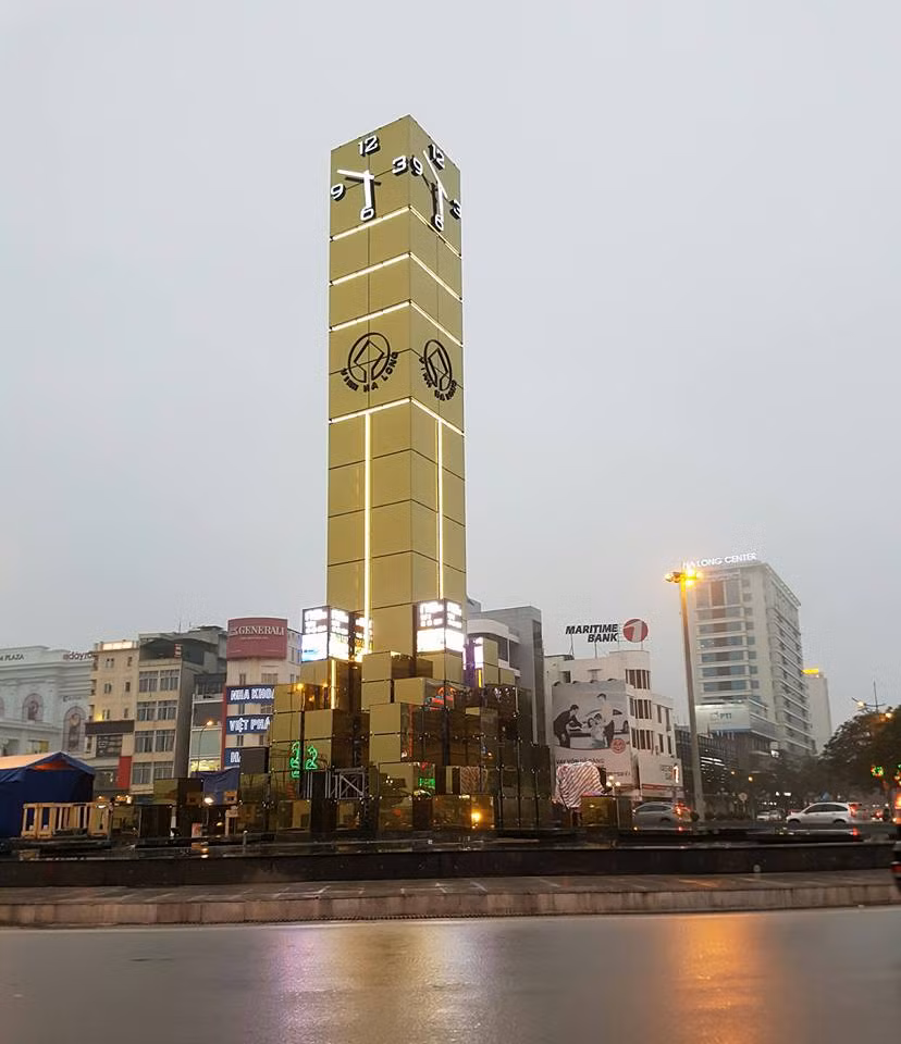 Cột đồng hồ khi hoàng hôn xuống. Ảnh tuổi trẻ Hạ Long.