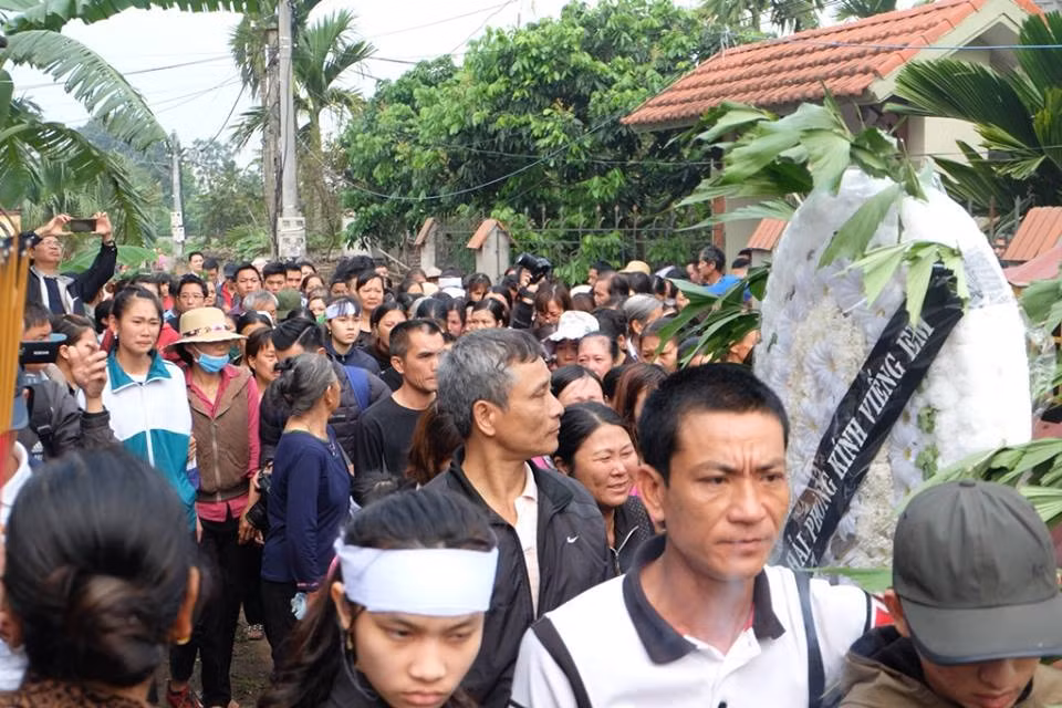 Bà Nguyễn Thị T. (bà nội Nhật L.) được người thân dìu ra nghĩa trang đưa tiễn cháu lần cuối. Bà không ngờ rằng mới đây thôi, đợt Tết Dương lịch, Nhật L. cùng người thân về quê nhà chơi bà vẫn dạy cháu những làn điệu dân ca, hát chèo. Và lần nào về Nhật L. cũng ngủ với bà, bà T. vẫn thường hay xoa đầu cháu nội rồi bà cháu nói chuyện rất vui vẻ, nhưng đó cũng là lần cuối cùng bà được trực tiếp nhìn thấy cháu gái.