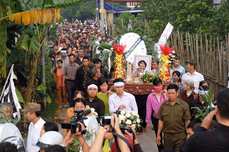 Hàng trăm người đã đưa bé L. về nơi an nghỉ cuối cùng. Ai cũng xót thương bé gái.