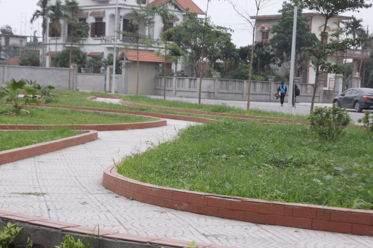 Báo Pháp Luật Việt Nam thì dẫn lời ông Nguyễn Văn Bình, Phó Chủ tịch UBND thị xã Đông Triều cho rằng mặc dù có hoạt động xây dựng cơ bản (xây vườn hoa, cây xanh, làm đường) nhưng dự án sử dụng nguồn vốn sự nghiệp kinh tế khác, nguồn vốn này không phải là đầu tư công, không chịu điều chỉnh của Luật ngân sách, Luật đầu tư công.