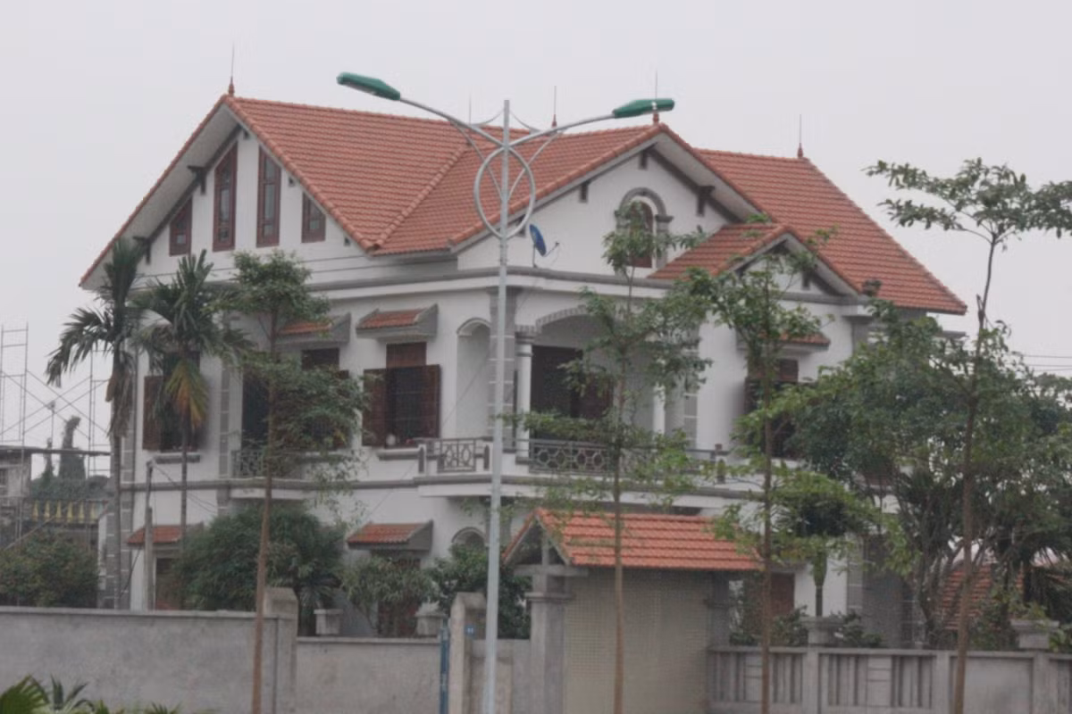 Vì sao từ một con ngõ nhỏ dẫn vào nhà Chủ tịch UBND Thị xã Đông Triều giờ lại thành con đường lớn khang trang? Trả lời câu hỏi này, thông tin từ một số cơ quan báo chí cho biết, ngày 20/5/2016, Phòng Quản lý đô thị thị xã Đông Triều có tờ trình thực hiện dự án theo phương châm đoạn từ Quốc lộ 18 cũ vào trước cửa biệt thự của ông chủ tịch thị xã sẽ có gần 3.000 m2 được thu hồi mở đường và trồng cây xanh, phần còn lại sẽ vận động dân hiến đất mở rộng ngõ thành đường 5-11m.