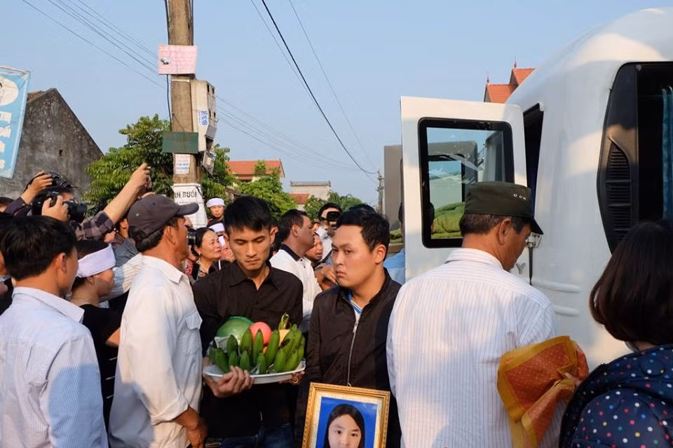 Trước đó, thông tin về vụ án mạng trên gây chấn động dư luận Nhật Bản. Trước khi đưa thi thể bé L. về quê an táng, tối 31/3, khoảng 500 người đã tham gia lễ lễ cầu siêu cho bé L. tại nhà tang lễ thành phố Matsudo, tỉnh Chiba (Nhật Bản).