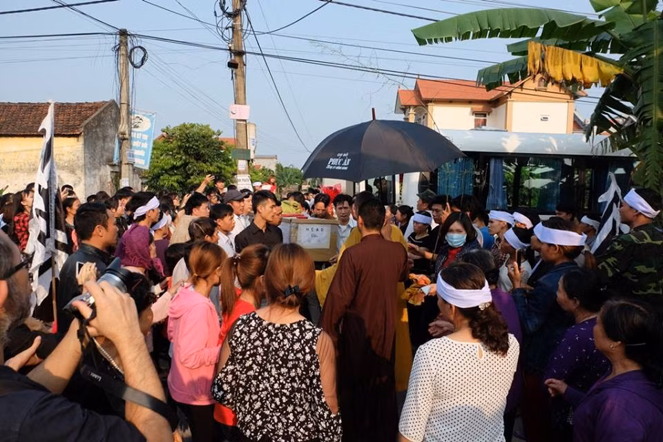 Người nhà nạn nhân cho hay, sau khi xảy ra sự việc với cháu Nhật L., gia đình đã cử thêm người thân sang Nhật phối hợp tìm kiếm cháu và động viên bố mẹ nạn nhân. Khi cơ quan điều tra Nhật Bản hoàn thành thủ tục, gia đình xin chuyển thi thể cháu về quê lo hậu sự. “Hiện nay, gia đình tôi đã chuẩn bị mọi thứ để làm lễ an táng cho cháu. Ai cũng tiếc thương và đau xót khi xảy ra sự việc này”, một người thân nạn nhân cho biết.