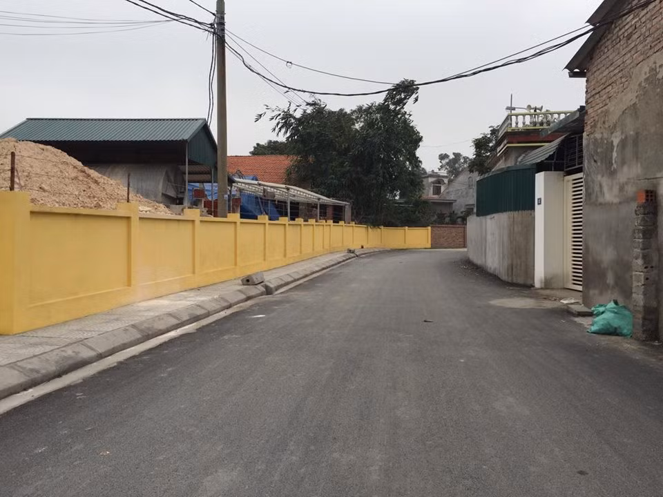 Đường dẫn lên chùa Hoa Yên lại khá hẹp.