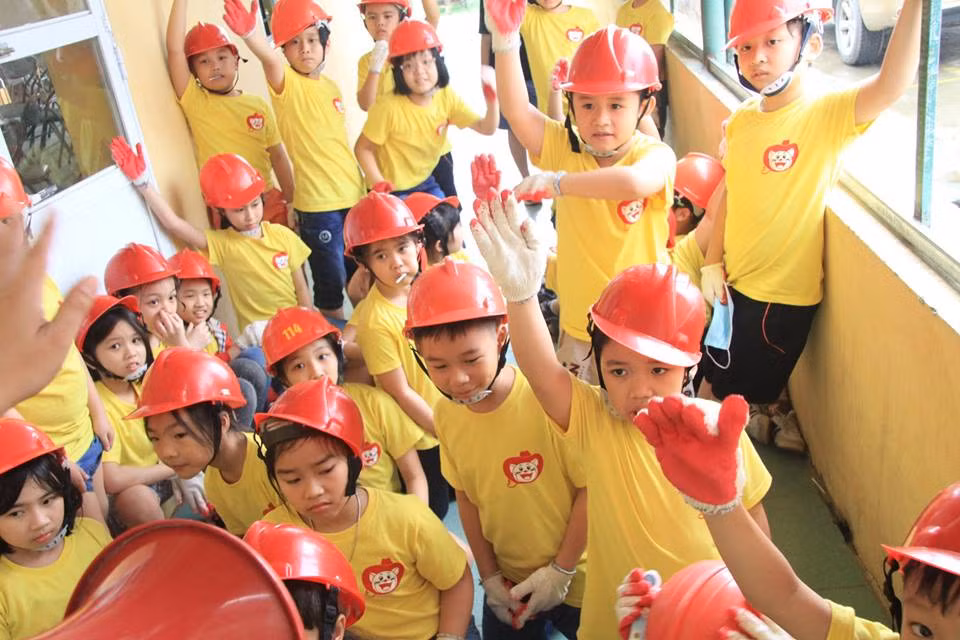 Thượng úy Đỗ Tuấn Anh cũng chia sẻ: “Hiện nay trong xã hội đối tượng học sinh, đặc biệt là các em ở lứa tuổi tiểu học và Trung học cơ sở đang rất thiếu những chương trình học tập về kỹ năng sống, nhất là kỹ năng an toàn. Chính vì vậy chúng tôi xây dựng chương trình bao gồm các kỹ năng để các em có thể trải nghiệm trong các tình huống thực tế, chuẩn bị cho các em một tinh thần, tâm lý vững vàng khi phải đối mặt với các tình huống khẩn cấp trong cuộc sống. Bởi vậy, khóa học “phòng vệ thông minh” ra đời theo mô hình ngoại khóa, giúp các em rèn luyện bản thân và chủ động chia sẻ những kiến thức an toàn ra toàn xã hội”.