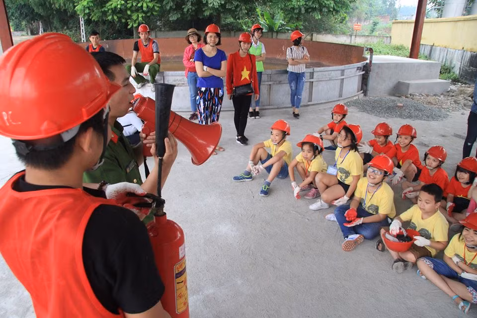 Chum anh dep: Linh cuu hoa "nhi” du day, phun nuoc cuu hoa