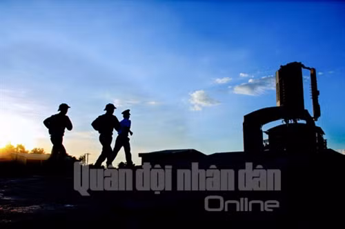 Bộ đội Ra-đa về vị trí làm nhiệm vụ.