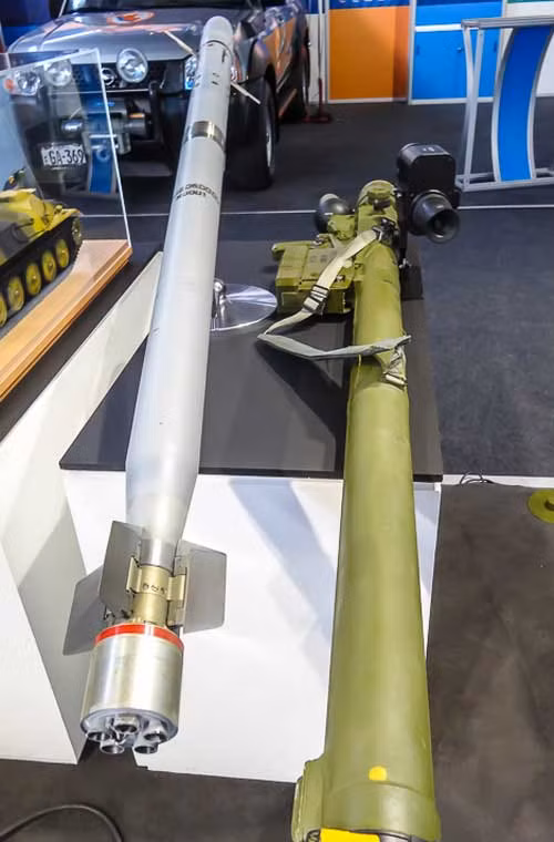Đạn 9M342 trang bị động cơ đẩy rocket cho tầm bắn từ 500m tới 6.000m, bắn chặn mục tiêu ở độ cao tối thiểu 10m tới tối đa 3,5km, tốc độ bay 570m/s.