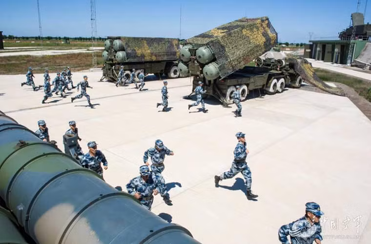 Tên lửa phòng không S-300PMU2 là một trong những hệ thống đất đối không chủ lực của Trung Quốc hiện nay. Hệ thống này được Trung Quốc tin dùng để bảo vệ các thành phố lớn như Bắc Kinh, Thượng Hải và Đại Liên trước các cuộc không kích ồ ạt có thể xảy ra.