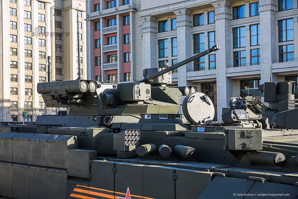 Nhìn gần tháp pháo xe chiến đấu bộ binh T-15 Armata, trang bị pháo tự động 30mm, 4 tên lửa chống tăng Kornet-EM, các ống phóng lựu đạn khói bố trí ở hông xe.
