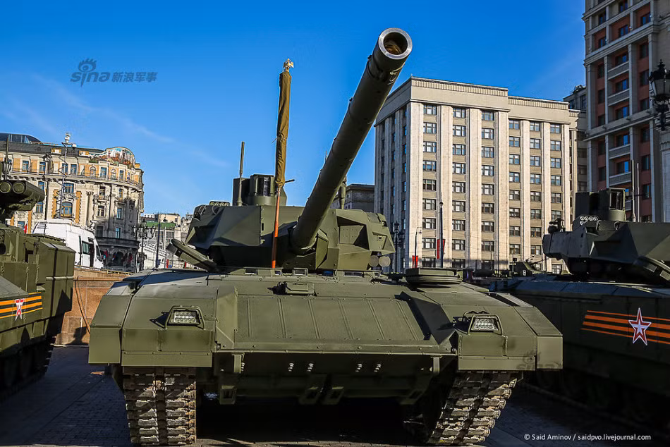 Cận cảnh mặt trước siêu xe tăng chiến đấu chủ lực T-14 Armata.