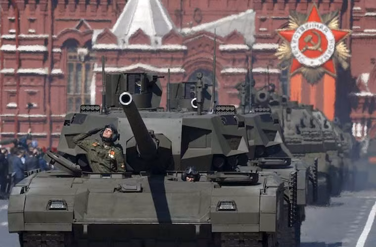 Lễ duyệt binh ở Moscow sẽ bắt đầu vào lúc 10 giờ sáng ngày 9/5 (tức 14h00 ngày 9/5 theo giờ Việt Nam) với khoảng 194 xe tăng - thiết giáp, 150 máy bay phản lực và trực thăng, 14.000 quân nhân Nga cùng 1.500 binh sĩ nước ngoài. Đây được xem là một trong những sự kiện quan trọng trong năm nay của nước Nga. Tại Quảng trường Đỏ, Quân đội Nga năm nay sẽ chính thức giới thiệu loạt vũ khí lục quân mới gồm các xe tăng, thiết giáp, pháo tự hành, tên lửa…