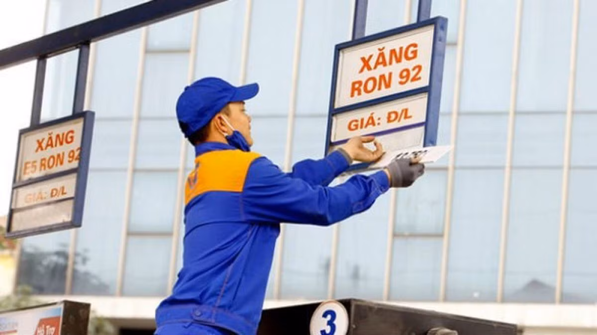 Gia xang RON95-III giam hon 2.300 dong moi lit de ung pho dich Covid-19