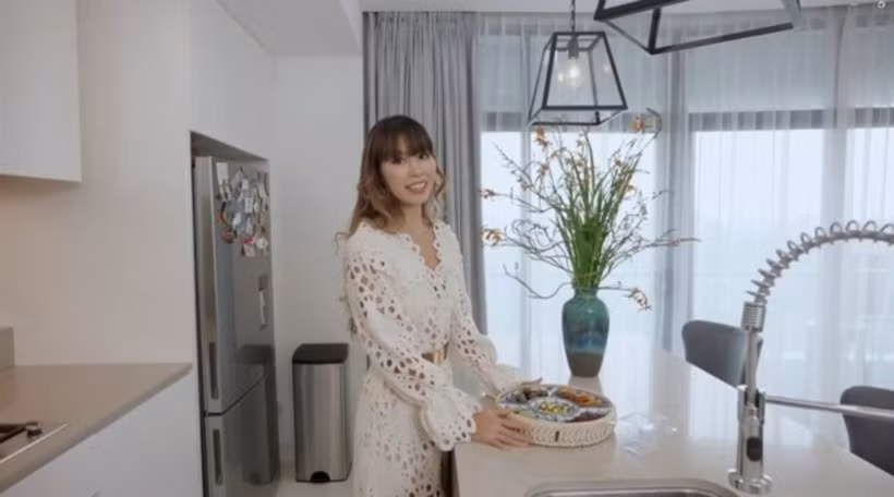 Vì Hà Anh thích không gian mở nên từ phòng khách, nhà bếp đến phòng ăn đều được nối liền để tạo sự thoáng đãng, giúp các thành viên trong gia đình có thể quan sát nhau. 