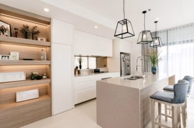Căn bếp là nơi yêu thích của Hà Anh, được cô chăm chút vô cùng tỉ mỉ. Được bố trí phía sau phòng khách, căn bếp gây ấn tượng với gam màu trắng be nhã nhặn. 