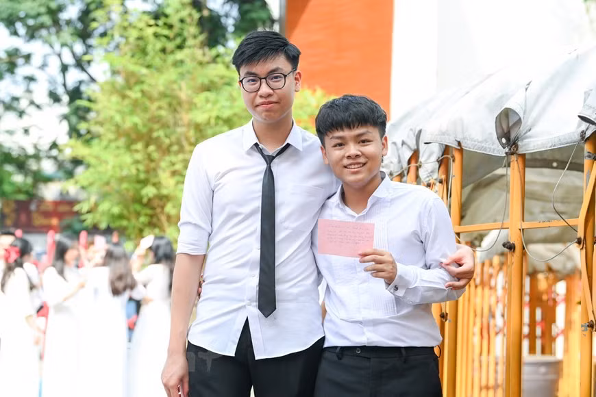 Năm học vừa qua thật khó khăn với 334 học sinh khối 12. Các em kết thúc quãng thời gian học phổ thông với 1 năm rưỡi liên tục phải học trực tuyến và thời gian bên bạn bè, thầy cô, dưới mái trường chẳng là bao.
