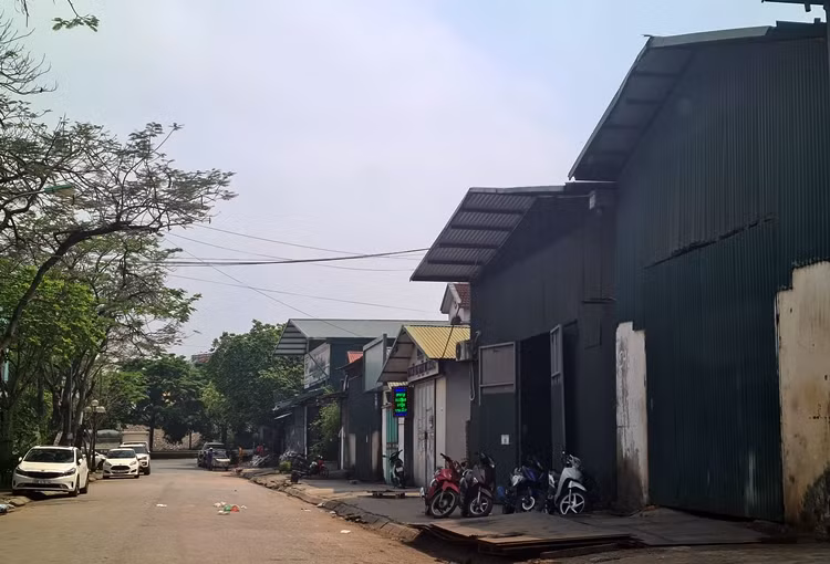 Loat nha kho, xuong co dau hieu vi pham TTXD o phuong Cu Khoi: Chinh quyen dia phuong noi gi?-Hinh-2