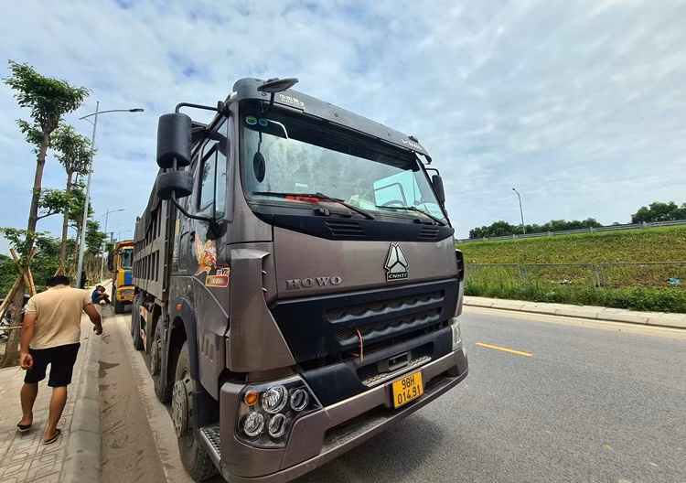 Vị Đội trưởng đội TTGT cầu, đường bộ Hà Nội cho biết thêm, những "điểm nóng" xe tải vi phạm như khu vực này, đang được lãnh đạo Sở Giao thông vận tải Hà Nội hết sức quan tâm. Báo Tri thức và Cuộc sống tiếp tục thông tin.