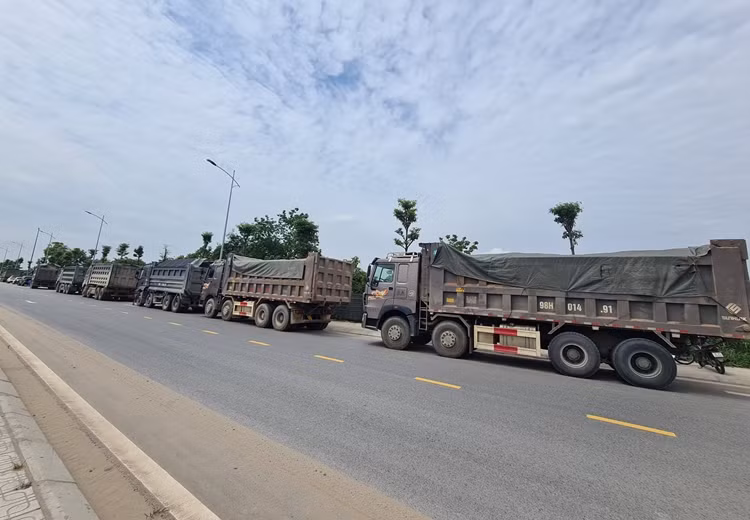 Đây là lần thứ 2, phóng viên Báo Tri thức và Cuộc sống được Đội Thanh tra giao thông cầu, đường bộ (Thanh tra Sở Giao thông vận tải Hà Nội) mời đi cùng để tuyên truyền về hoạt động xử lý tình trạng xe tải cơi nới thành thùng, quá khổ, quá tải, chở vật liệu xây dựng gây ô nhiễm môi trường trên địa bàn huyện Gia Lâm.