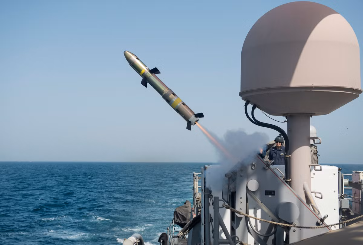 Trước đó, Hải quân Mỹ đã phát triển một chương trình gọi là Non-Line-of-Sight, gồm tên lửa Griffin dẫn đường bằng laser cho các nhiệm vụ tấn công từ tàu LCS. Tên lửa Griffin được dẫn đường bằng laser, tuy nhiên khi phát hiện nhiều mục tiêu, tàu LCS chỉ có thể phóng giới hạn tên lửa Griffin vì tên lửa dẫn đường bằng laser. Còn tên lửa Hellfire được lập trình với cơ chế “bắn và quên", vì thế tên lửa có thể tấn công một lúc nhiều mục tiêu mà không cần chỉ định laser.