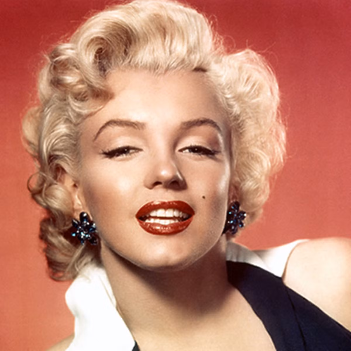 Marilyn Monroe dành phần lớn thời thơ ấu ở các trại trẻ mồ côi bởi mẹ của nữ minh tinh này bị đưa vào bệnh viện tâm thần. Sau đó, Marilyn Monroe được gia đình Grace McKee - người bạn thân của mẹ cô nhận nuôi. Năm 16 tuổi, Marilyn Monroe kết hôn sớm để tránh phải trở lại trại trẻ mồ côi sau khi gia đình McKee không đủ điều kiện tiếp tục nuôi cô.