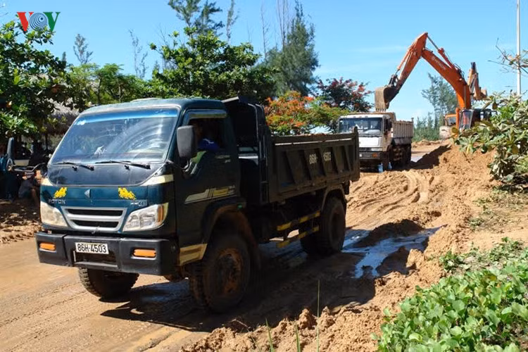 Phương tiện dọn dẹp bùn cát, thông tuyến đường tỉnh ĐT 719 tại xã Thuận Quý. 