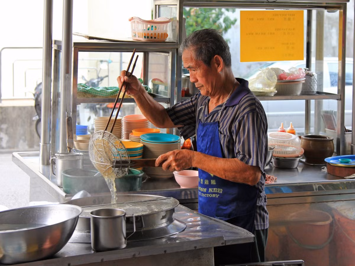 Du khách sẽ mê mẩn những món ăn đường phố ở Penang, Malaysia như satay, char kueh teow...