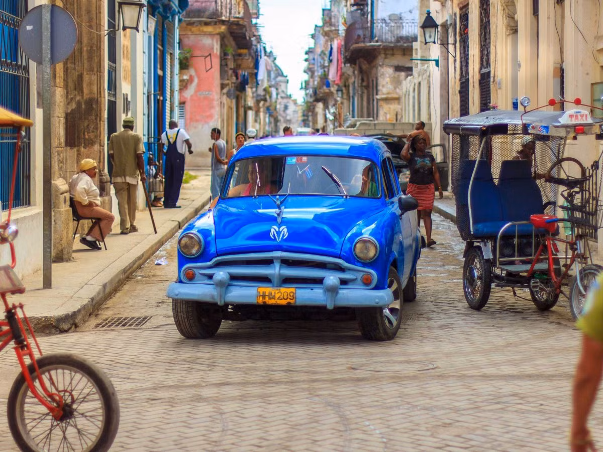 Lái một chiếc xe cổ ở thủ đô Havana, Cuba.