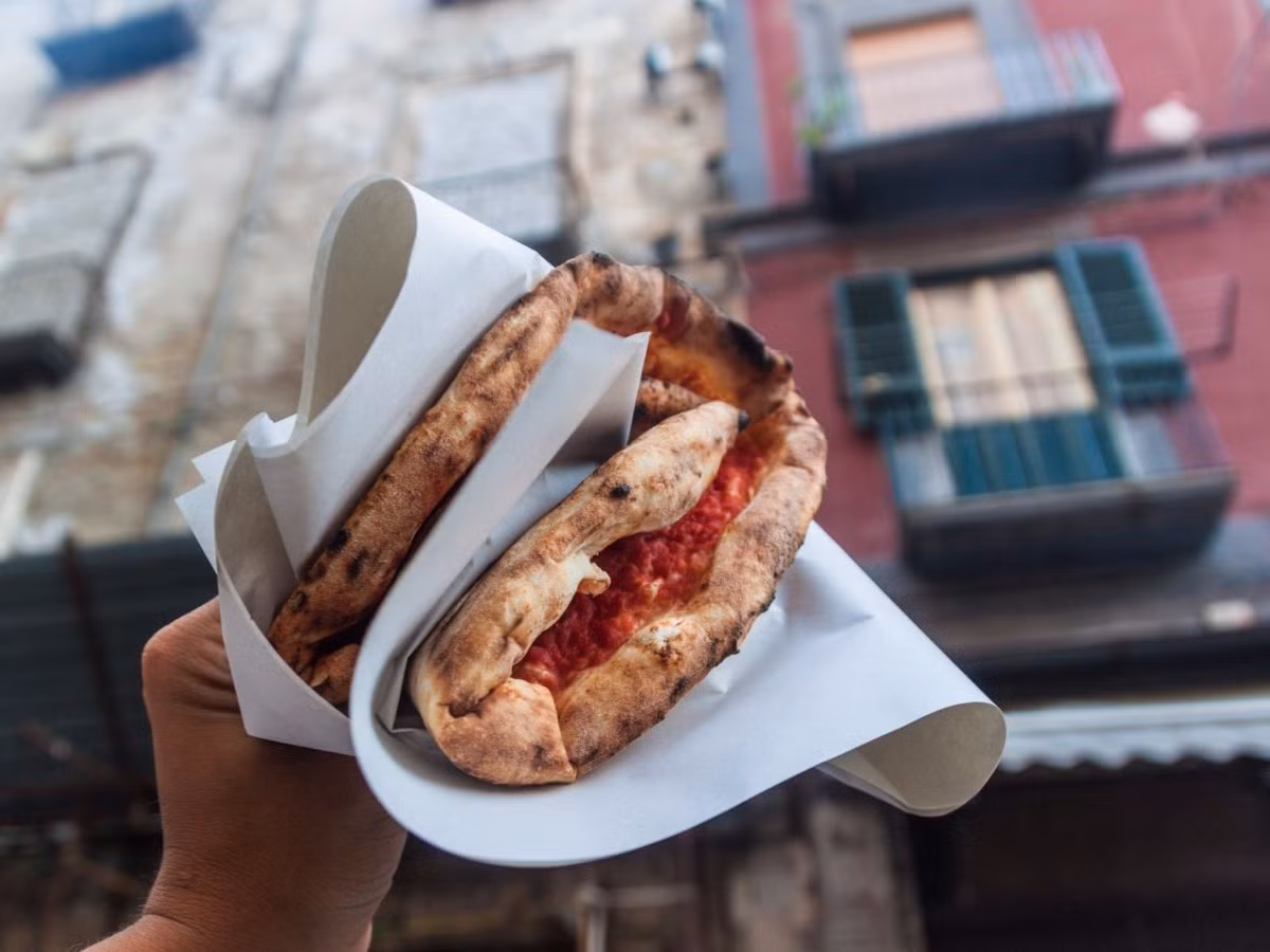 Thưởng thức những chiếc bánh pizza ngon nhất thế giới tại Naples, Italy cũng là một trải nghiệm nên thử trong đời.