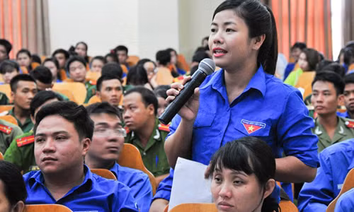 Thanh niên Khánh Hòa nêu câu hỏi trong buổi đối thoại với lãnh đạo tỉnh. Ảnh: An Bình.