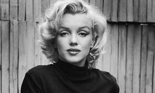 Marilyn Monroe không phải là người sở hữu hoàn toàn vẻ đẹp tự nhiên. Nữ diễn viên này từng làm phẫu thuật thẩm mỹ để muốn bản thân trở nên xinh đẹp hơn. Marilyn Monroe là cô gái trang bìa đầu tiên của Playboy. Theo đó, năm 1949, cô được gọi tên là Playboy’s first Sweetheart (tạm dịch: Người tình đầu tiên của Playboy). Ông chủ của Playboy là Hugh Hefner cũng là người say mê Marilyn Monroe nên ông đã bỏ tiền đặt mua một chỗ nằm an nghỉ bên cạnh cô với giá 78.000 USD.