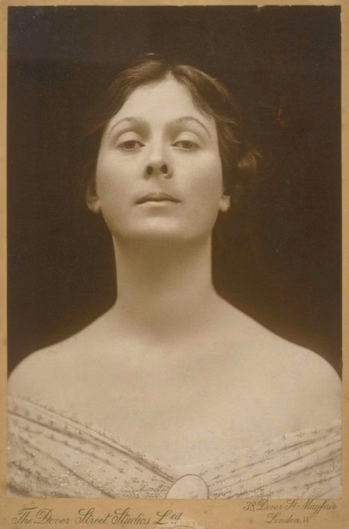 Nghệ sĩ ballet Isadora Duncan qua đời do tai nạn ô tô năm 1927. Vào thời điểm đó, Isadora đang ngồi ở ghế sau một chiếc xe mui trần. Tuy nhiên, chiếc khăn quàng trên cổ của Duncan lại bất ngờ bị cuốn vào bánh sau khiến người phụ nữ này bị hất ra khỏi xe và tử vong một cách kỳ cục.