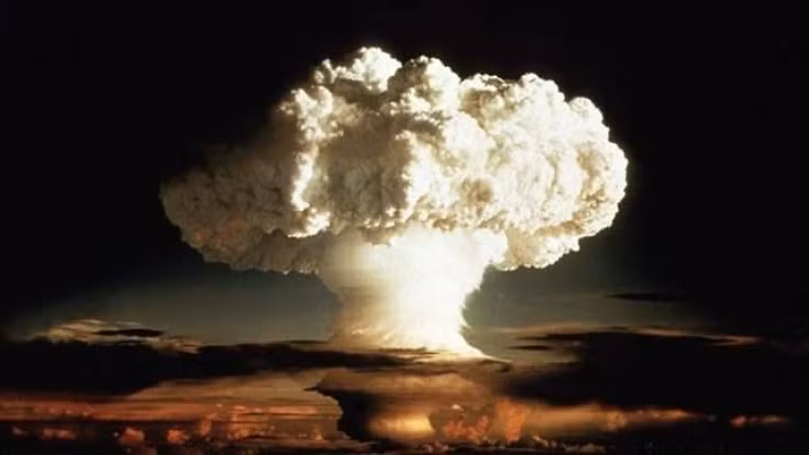 5. Castle Bravo là tên mã của vụ thử nghiệm bom hydrogen đầu tiên do Mỹ thực hiện tại đảo Bikini, thuộc quần đảo Marshall, Thái Bình Dương vào ngày 1/3/1945. Vũ khí hạt nhân này được thiết kế với đương lượng nổ 15 megaton TNT. Do vậy, khi phát nổ, nó tạo ra một quả cầu lửa có đường kính 7 km.