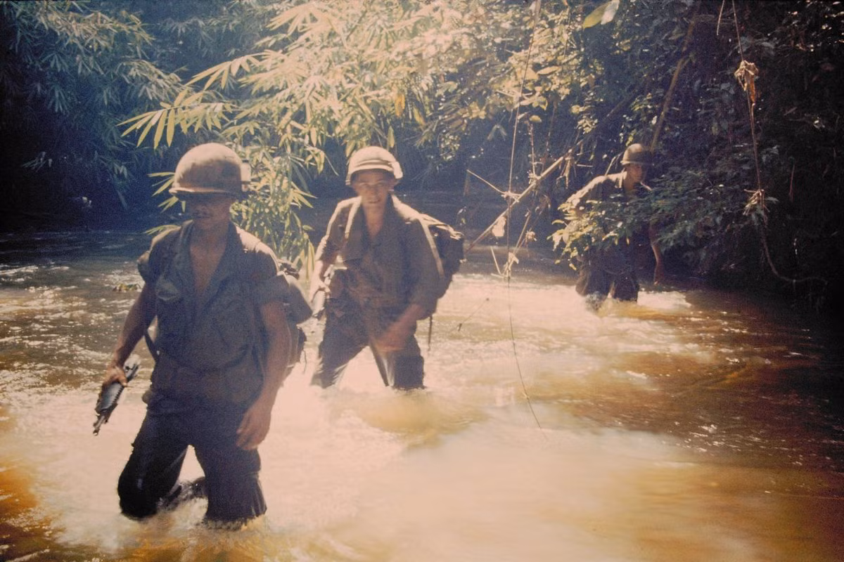 Bức ảnh này do binh sĩ Mỹ Dennis Thornton thực hiện khi tham chiến ở chiến trường Việt Nam từ năm 1969 - 1970.