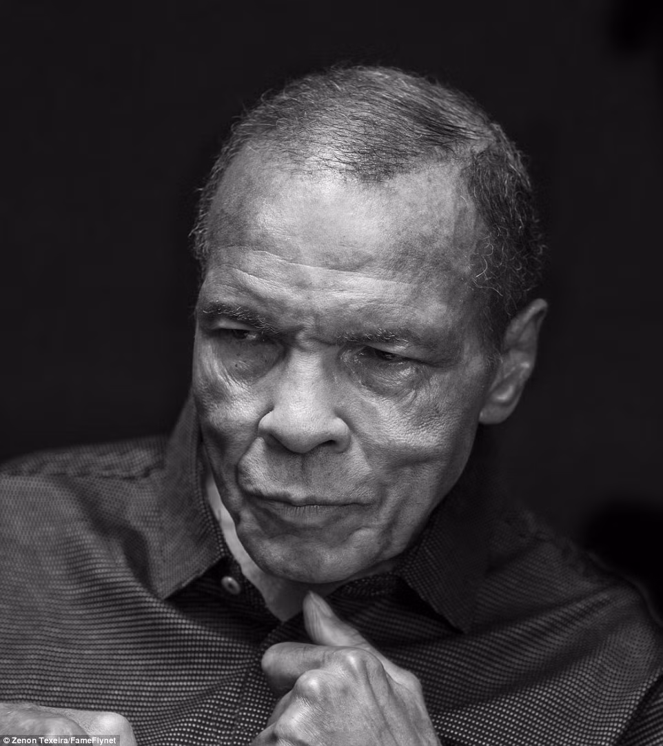 Do mắc bệnh Parkinson trong 30 năm nên sức khỏe của Muhammad Ali ngày càng suy giảm.