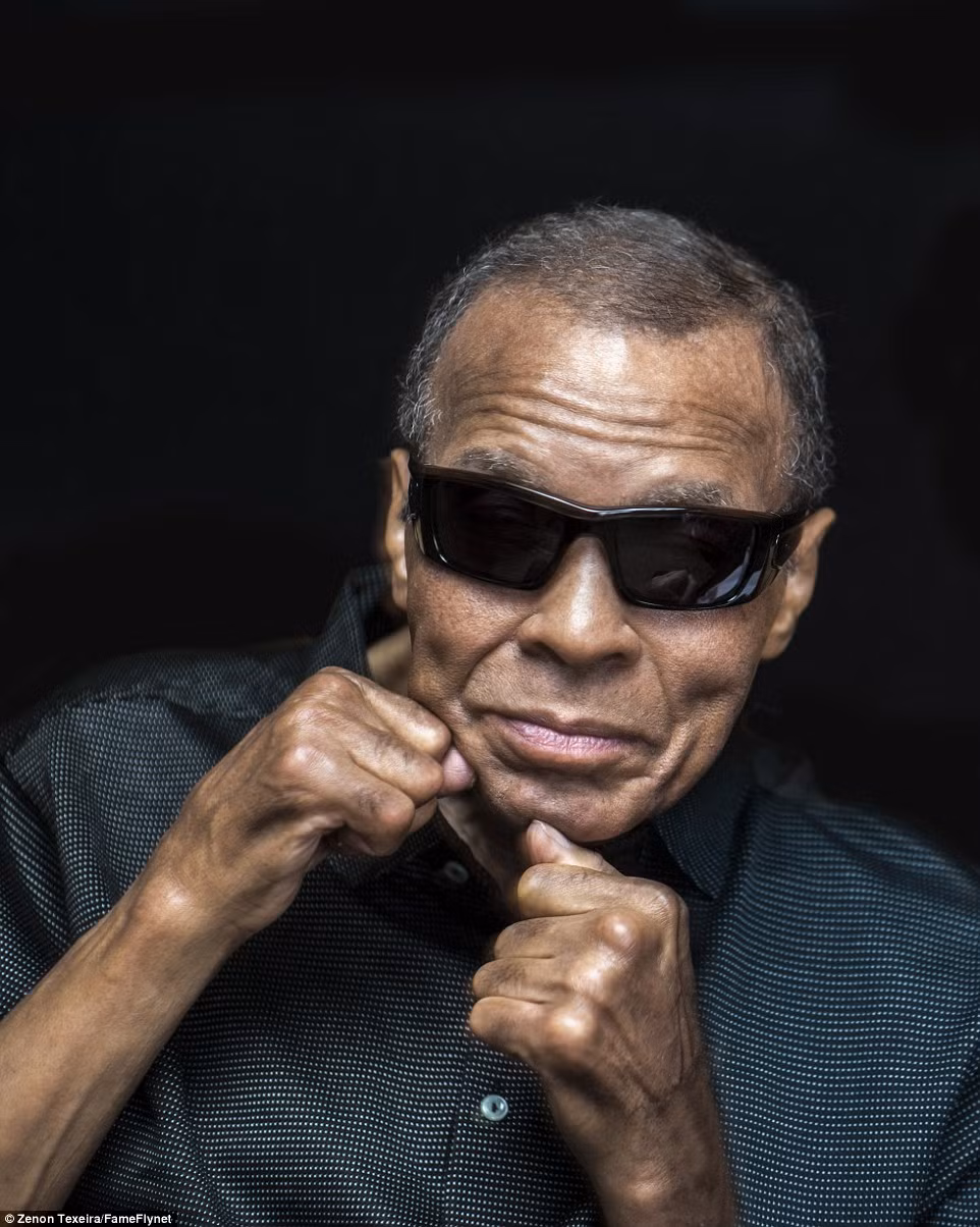 Muhammad Ali đã qua đời ngày 4/6 vừa qua, ở tuổi 74. Huyền thoại quyền anh này đã phải chiến đấu, chống chọi bệnh Parkinson trong 30 năm. Sự ra đi của ông khiến người hâm mộ trên thế giới không khỏi bàng hoàng.