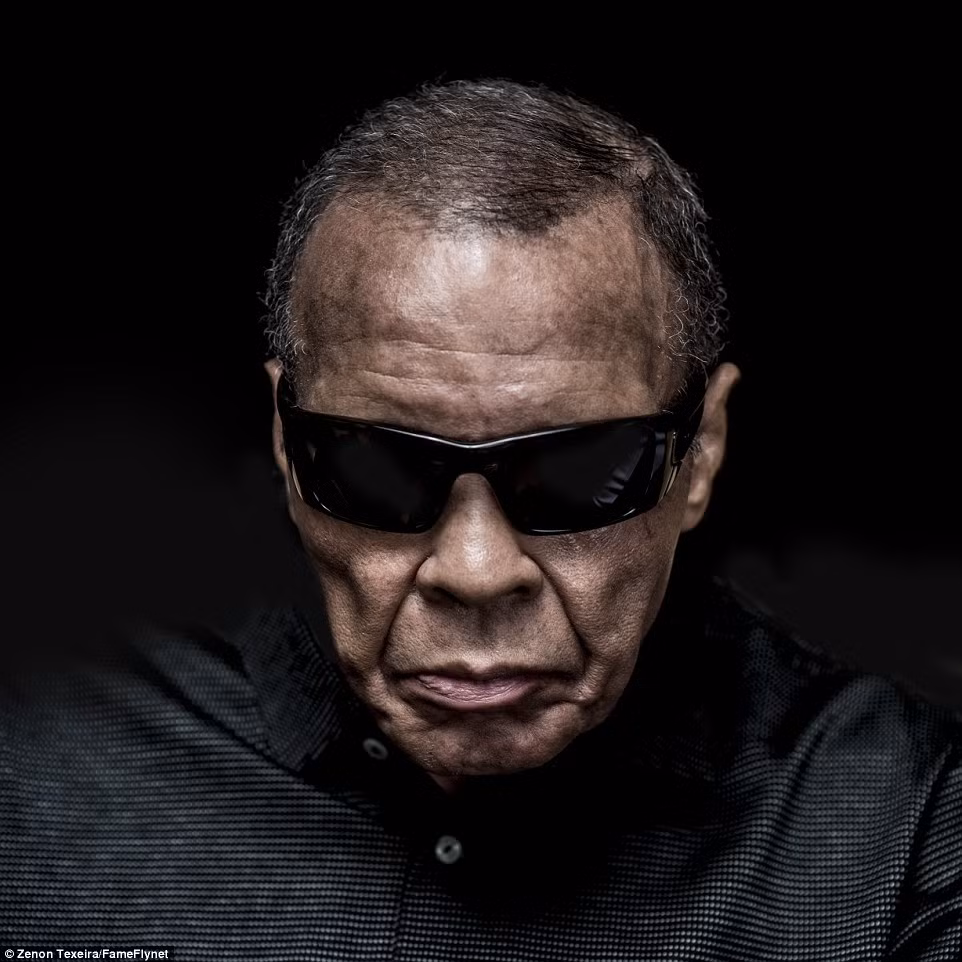 Mặc dù bị bệnh tật hành hạ suốt 3 thập kỷ nhưng Muhammad Ali luôn lạc quan và không chùn bước, gục ngã trước căn bệnh Parkinson.