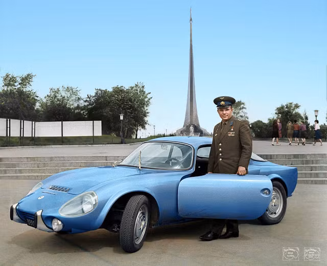 Nhà du hành vũ trụ Yuri Gagarin chụp ảnh bên chiếc xe Matra Bonnet Djet Vs Coupe năm 1965.