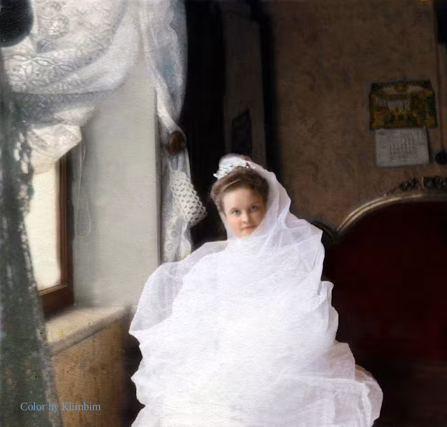 Vẻ đẹp tinh khôi của cô dâu trẻ trong chiếc váy cưới. Ảnh chụp tại Nga năm 1903.