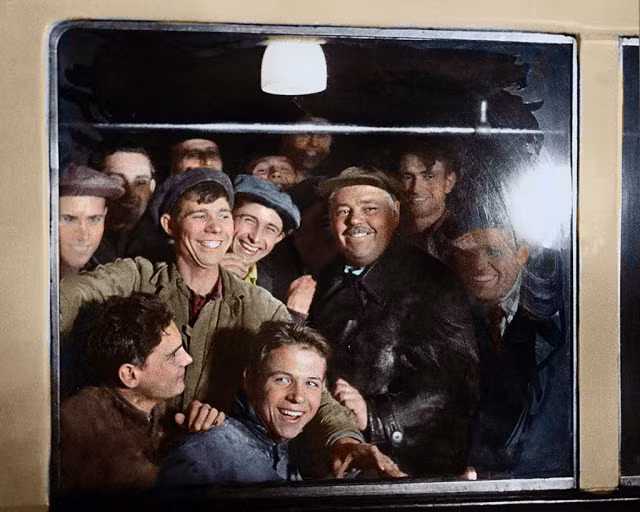 Những hành khách đầu tiên sử dụng hệ thống tàu điện ngầm ở Moscow năm 1935.