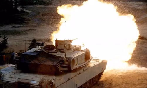 Xe tăng chiến đấu chủ lực M1A2 Abrams khai hỏa trong cuộc tập trận Kỵ binh tấn công diễn ra tại Adazi, Latvia.