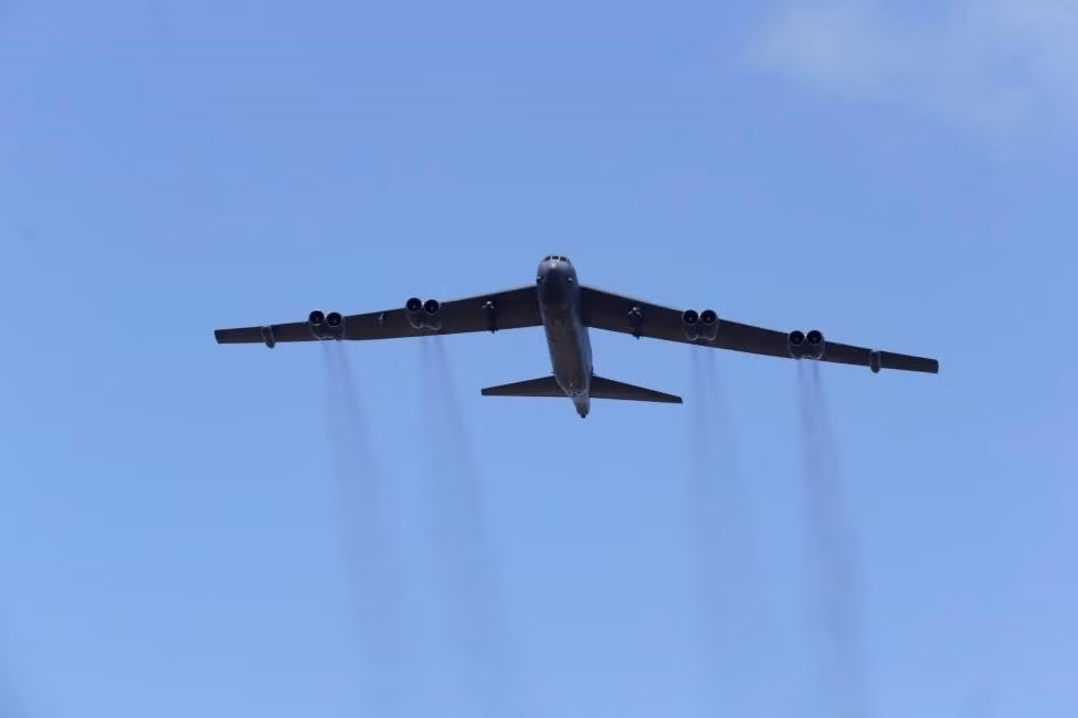 Máy bay ném bom chiến lược B-52 bay qua bầu trời Latvia, một phần trong nhiệm vụ hỗ trợ hỏa lực đường không của cuộc tập trận.