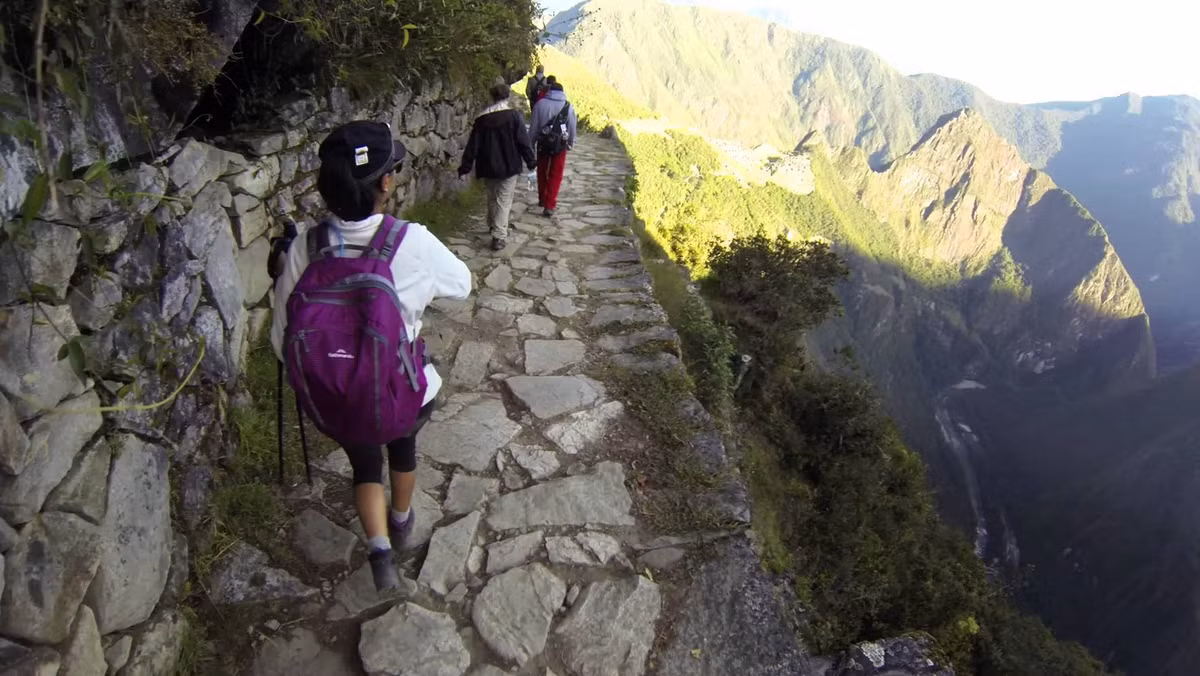 Nhiều người leo núi Huayna Picchu phải vô cùng cẩn thận bởi con đường này gồm có một cầu thang leo cổ cao khoảng 305m, đá khá trơn trượt, cùng với đó là những góc cua đột ngột sát vách đá. Nếu như không cẩn thận thì người leo núi rất dễ bị rơi xuống.