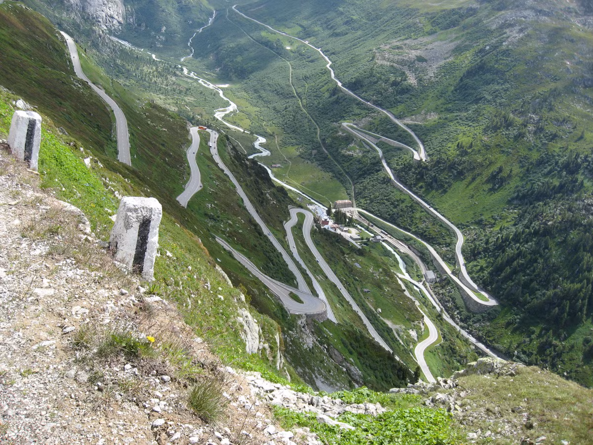 Đặc biệt, "con đường tử thần" Yungas Road nằm ở độ cao hơn 1.000m kèm theo đó là sương mù khiến việc lái xe càng trở nên nguy hiểm.