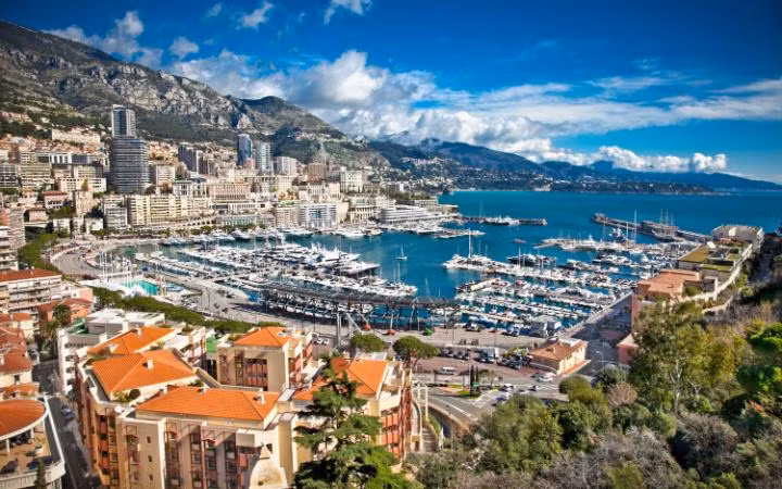 Tuyến đường sắt Cannes đến Monaco sẽ giúp hành khách ngắm cảnh biển tuyệt đẹp trong suốt chuyến hành trình.