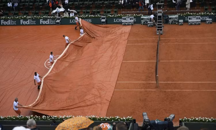 Mưa lớn làm trì hoãn các trận đấu trong giải Quần vợt Pháp Mở rộng Roland Garros hôm 31/5. Điều kiện thời tiết xấu khiến các vận động viên thi đấu rất mất sức. Đây là lần đầu tiên kể từ năm 2000, các trận đấu tại Roland Garros gặp "thảm họa" vì mưa lớn. Lụt nghiêm trọng nhất trong 10 năm qua tại phía tây và nam Paris khiến giới chức lo ngại cho cúp bóng đá Euro 2016 sẽ khai mạc trong tuần tới.