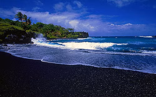 Lấy đá núi lửa hoặc cát đen: Khi đi du lịch ở Hawaii, du khách không nên lấy một hòn đá núi lửa hay một ít cát để làm đồ lưu niệm. Chúng được coi là sẽ mang lại điều xấu. 