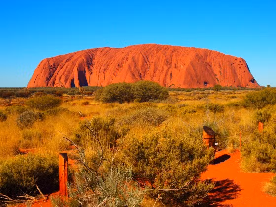 Hàng năm, những người quản lý khu vực Uluru nhận được rất nhiều thư tín có chứa những mẩu đá từ Uluru gửi trả lại theo đường bưu điện và kèm theo đó là thư xin lỗi. Chính vì vậy, mẩu đá từ khối đá Uluru trở thành đồ lưu niệm mang xui xẻo cho người lấy trộm nó. 